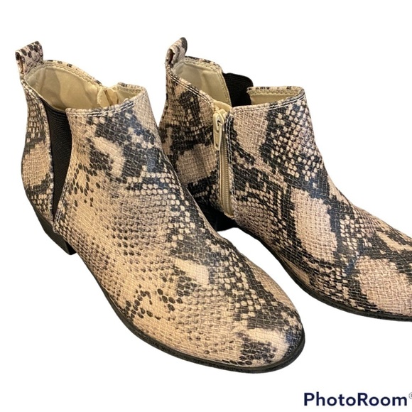 SNAKE Print Boots Size 8 Chelsea Bootie Size Zip Tan Black - Picture 3 of 9